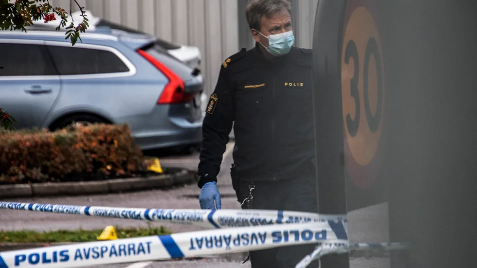 Polisens tekniker arbetar innanför avspärrningarna.