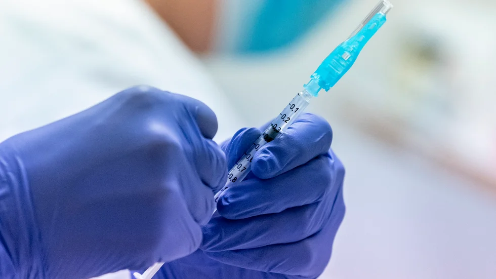 Äldre som skulle få tredje dosen covidvaccin blandades med personer som skulle första eller andra, skriver Susanne Allard.