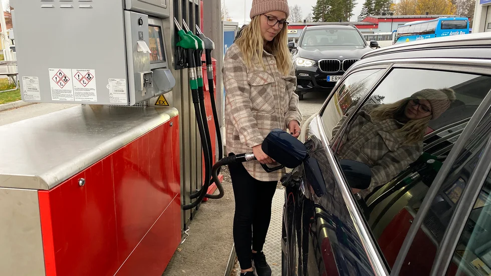 Bränslepriserna har aldrig varit så höga som nu, något som bland annat Frida Ask Andersson känner av när hon tankar bilen.