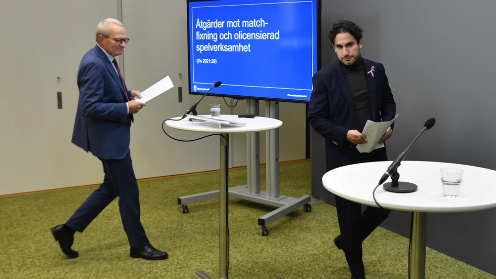 Utredaren Gunnar Larsson och socialförsäkringsminister Ardalan Shekarabi (S) i samband med dagens pressträff.