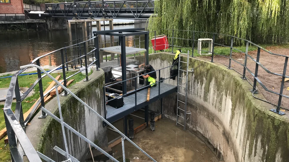 Här installeras den nya fiskräknaren i Lekbäcken i Strömparken.