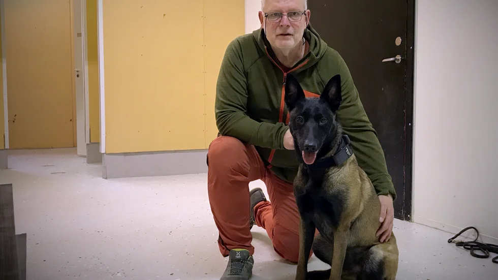 Michael Hedman tillsammans med sin belgiska vallhund Skye.