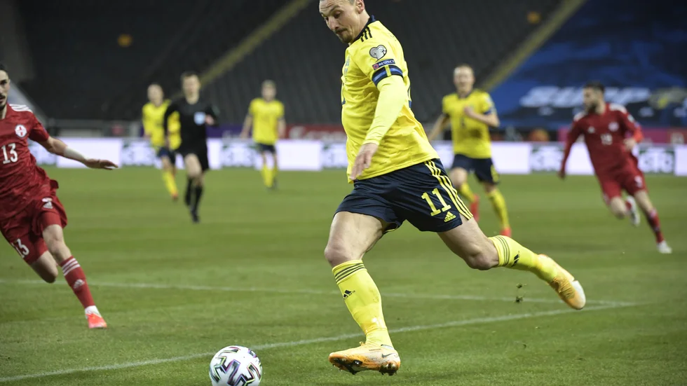 Zlatan Ibrahimovics agent tycker inte att det är spelarnas ansvar att ta ställning mot Qatar.