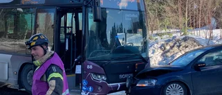 Buss krockade med personbil i Skellefteå – en person till sjukhus: ”Skulle göra en vänstersväng”