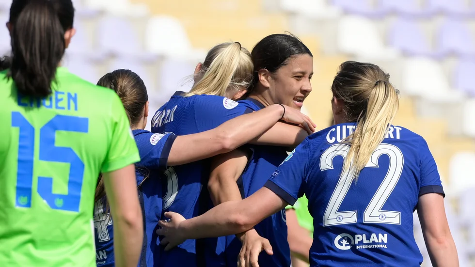 Samantha Kerr, tvåa från höger, ordnade straffen till 1–0 och gjorde själv 2–0 när Chelsea bortaslog Wolfsburg och säkrade en plats i Champions League-semifinalen.