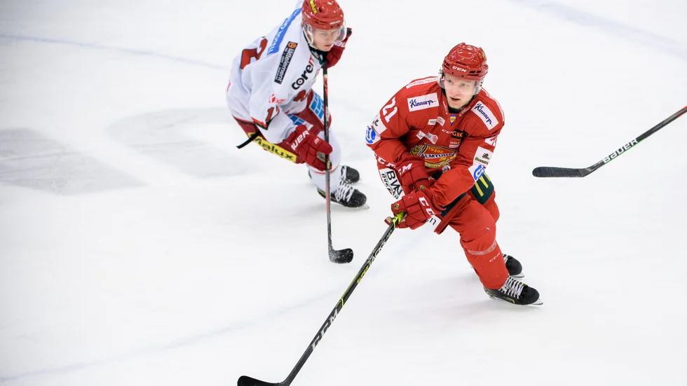 Oscar Pentler har spelat klart i Almtuna men någon ny klubb har han ej klar. Klart är att forwarden blir avstängd under kommande säsongs inledning.