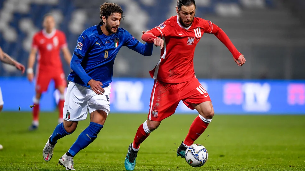 Grzegorz Krychowiak, rött, har testat positivt för covid-19. Arkivbild.