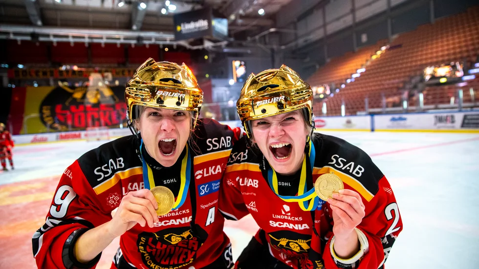 Pernilla Forsgren (till höger), här tillsammans med Emma Nordin, firar efter ett av sina fem SM-guld i Luleå Hockey. 