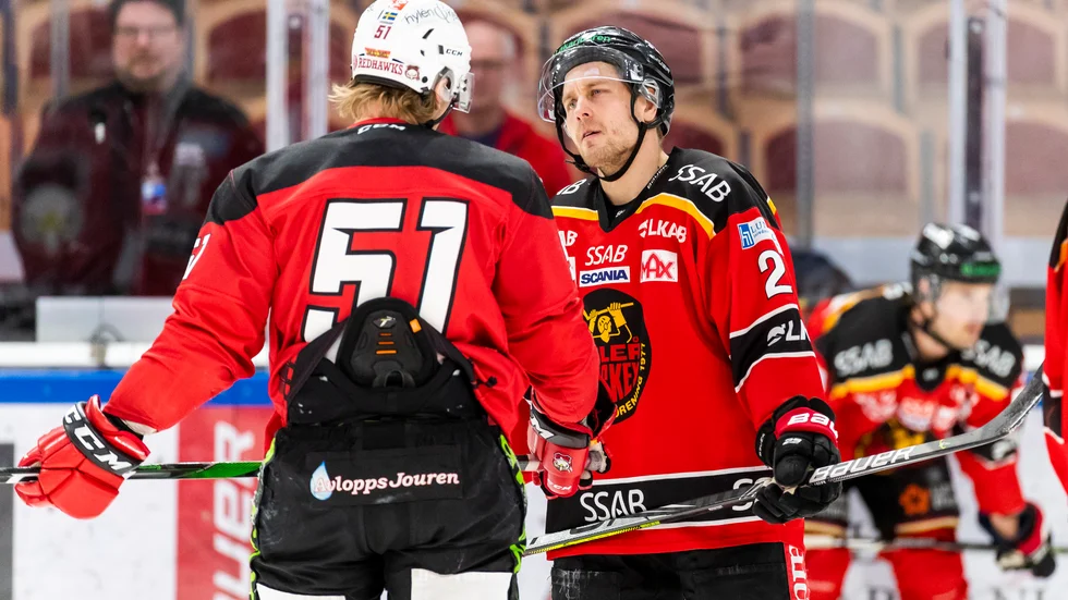 Juhani Tyrväinen och Emil Sylvegård var i luven på varandra under matchen. Nu bestraffas Tyrväinen med böter då DN gjort bedömningen att han filmade när Sylvegård blev utvisad i första perioden.