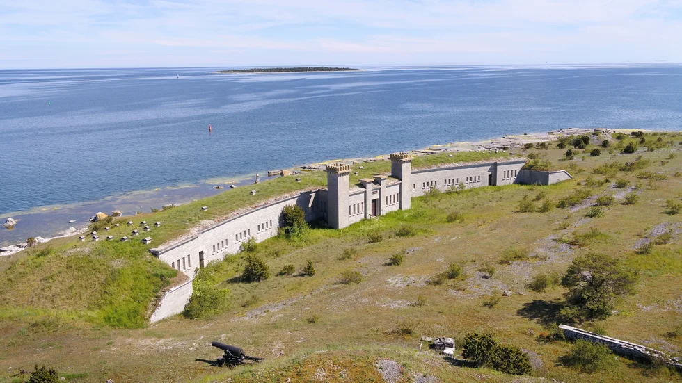 Under inspelningen av "Elitstyrkans hemligheter" bodde de tävlande i Karlsvärds fästning på Enholmen. Tv-serien har fått många att bli nyfikna på ön i Slites skärgård.