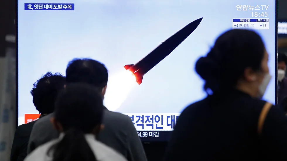 Människor på en tågstation i sydkoreanska Seoul tittar på en nyhetssändning om de senaste vapentesterna från grannen i norr. Bilden på skärmen är arkivmaterial, och inte från de aktuella testerna.