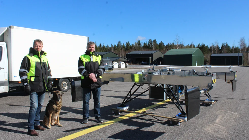 Urban Wahlberg, här med hunden Udo, och Claes Drougge vid den drönare som just nu testas i Mommehål.