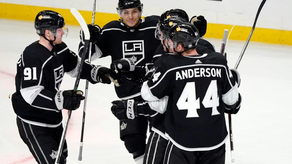 Los Angeles Kings Carl Grundström, till vänster, firar sitt mål, som säkrade segern mot Arizona.