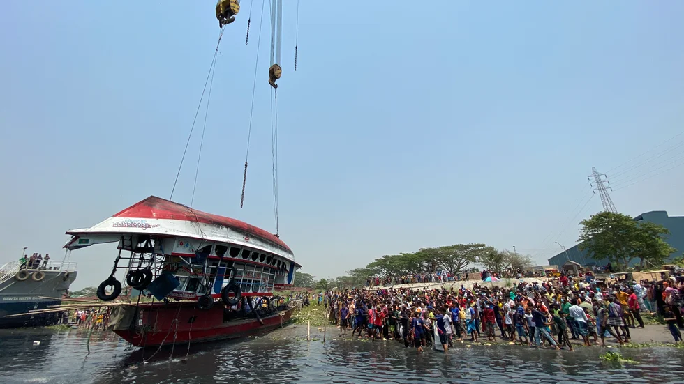 Olycksfärjan bärgas ur floden Shitalakkhya i Bangladesh på måndagen.