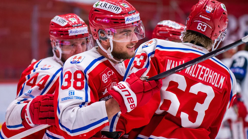 Jacob Olofsson satte matchvinnande målet när Timrå tog ledningen i semifinalserien.