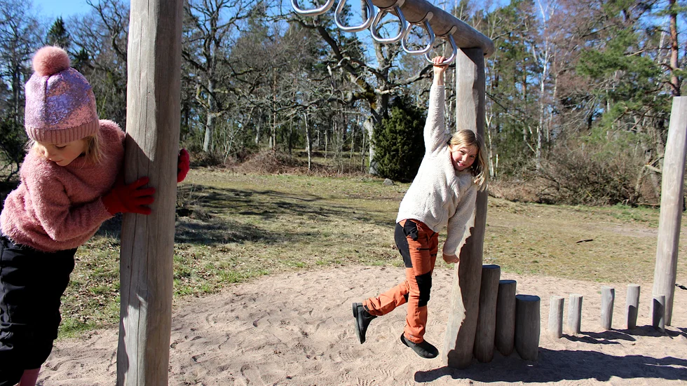Systrarna Edith och Ebba Ek hade roligt på Bondbacken. 