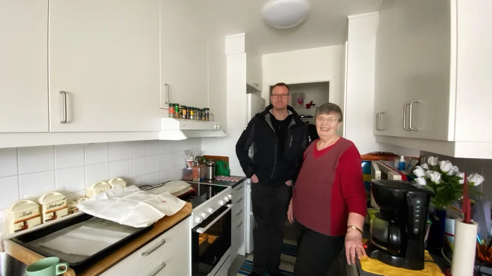 Håkan Karlsson, vd för Älvkarlebyhus, med en glad hyresgäst. 
