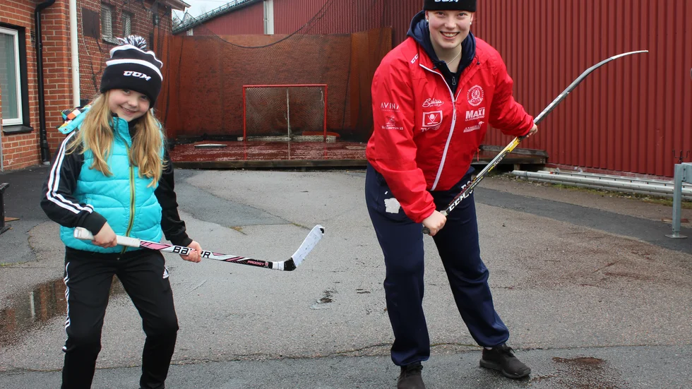 Finspångstjejen Emma Goding ska börja på hockeygymnasium och spela för Modo. Lillasyster Nova siktar på att följa i storasysters spår.