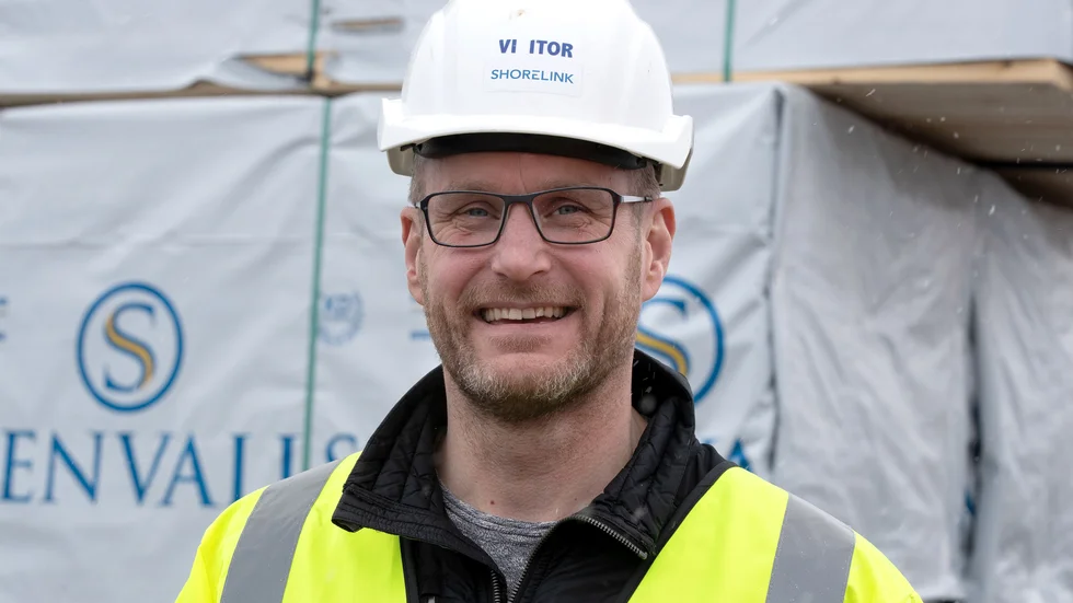 "Det hade varit önskvärt att kunna ha lite mer i lager men vi har en bra orderstock och vi producerar för fullt på alla enheter", säger Roger Bergman, marknadschef på Stenvalls trä i Sikfors. (Arkivbild)