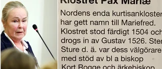 Kurtis på kloster i utställning: "Passar inte så bra"