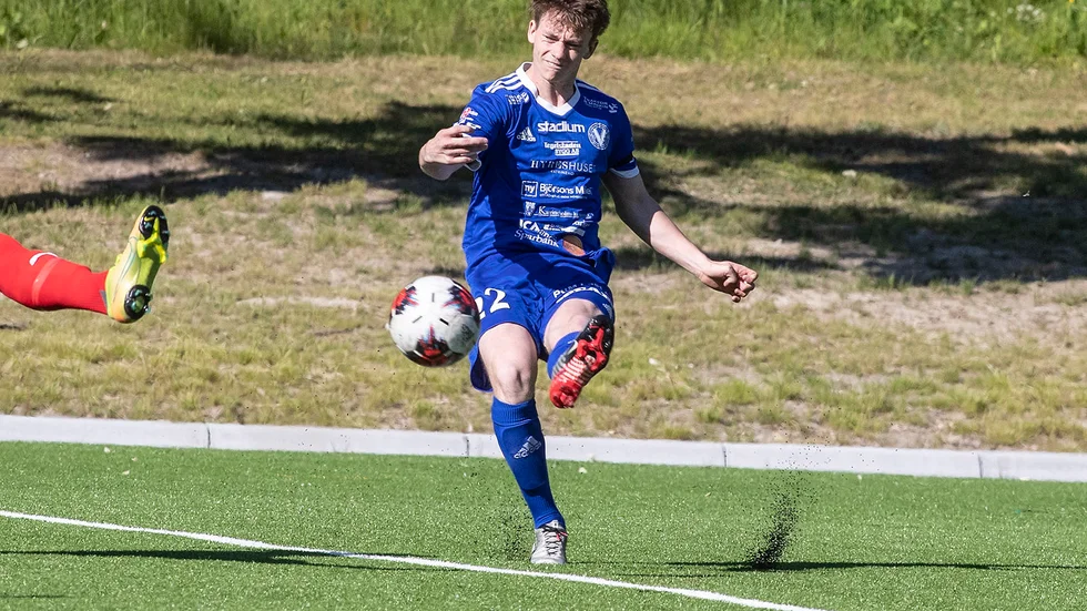 Zebastian Linder, division 2-spelare utomhus i Värmbols FC, debuterar med Katrineholm City i futsalderbyt mot KSK.