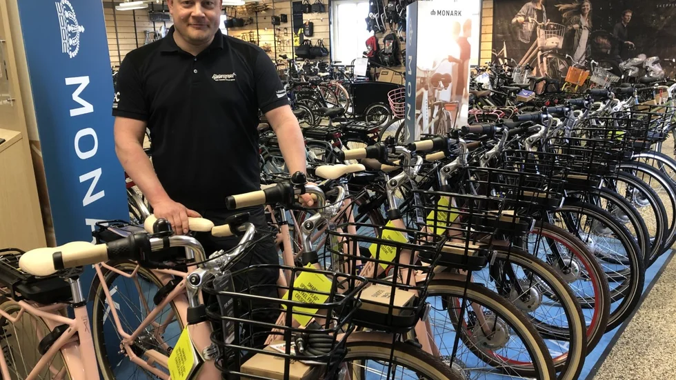 I Vimmerby är efterfrågan högst på elcyklar och cyklar för träning menar Jonatan Samuelsson på Motorsport. 