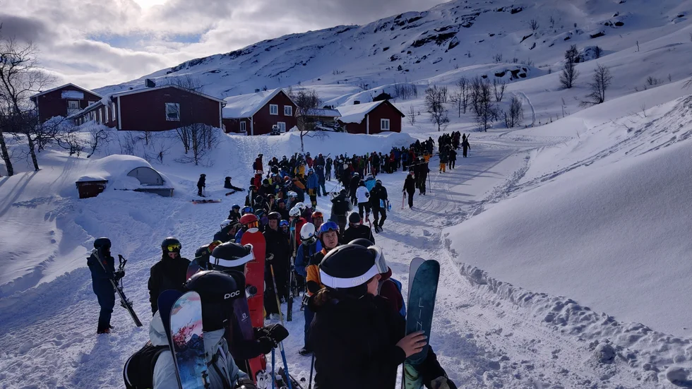 Det var lång kö vid öppningen av Riksgränsens anläggning i torsdags. ”Vi informerar om att folk ska hålla avstånd”, säger marknadschefen Christophe Risenius. 