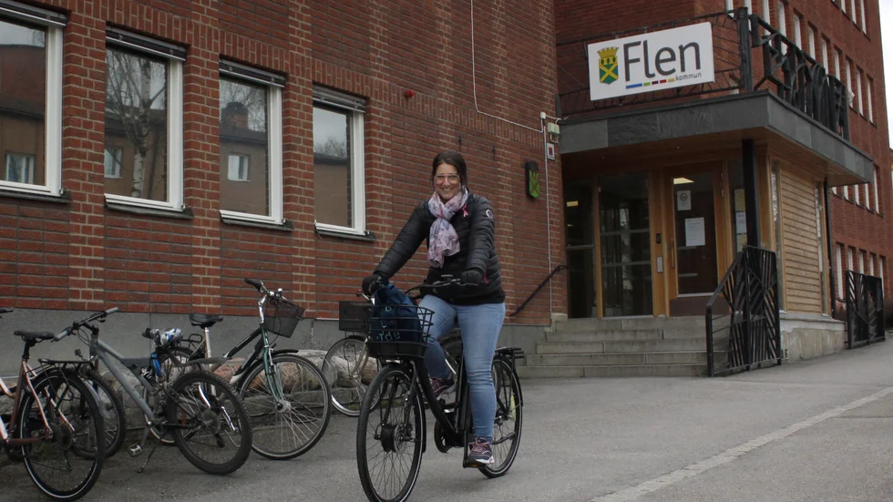 Mariette von Bothmer Granlöf är en av de anställda på Stenhammarskolan som får låna en elcykel i en månad.