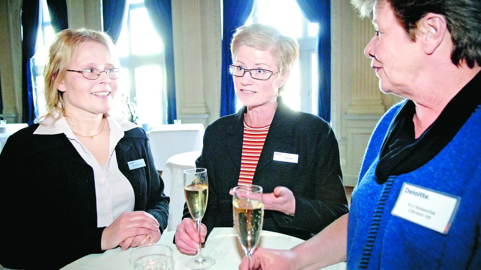 Carina Lampinen och Eva Lindström, Deloitte, och Evy Holmström, Lillviken, knöt kontakter och minglade redan i inledningen av mingelkursen i Festivitetssalen.