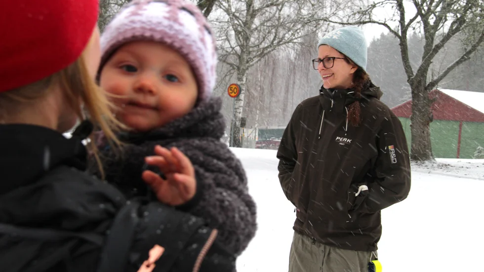 Lovisa Bergström flyttade till Björkfors under 2020. "Det är otroligt vackert", konstaterar hon. I förgrunden Signe Anderberg, nio månader, ett av de barn som är aktuella för att gå på förskolan.
