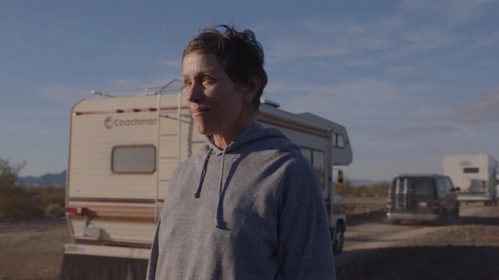 Frances McDormand är som klippt och skuren för rollen som den kantstötta och kringresande änkan Fern i det flerfaldigt prisade hjärteprojektet "Nomadland".