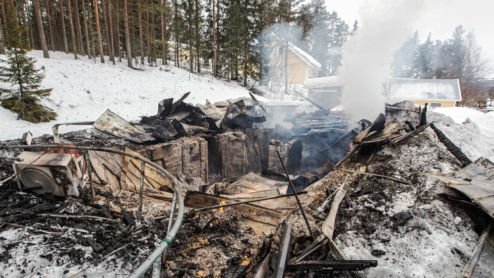Av huset i Stockfors återstår bara rykande ruiner. "Jag var precis på väg upp från badet när grannen ringde och sa att det brann", säger ägaren Christoffer Lundgren.