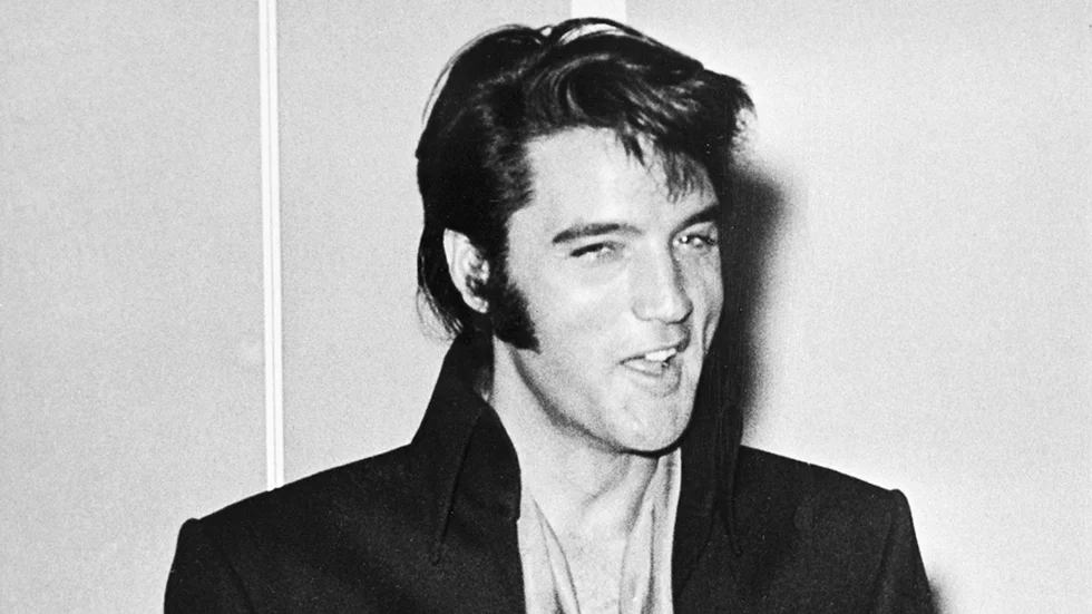 Elvis Presley ägde aldrig den svenska Hagström-gitarr som nu klubbas bort. Men han gjorde den ikonisk i sin comeback-show 1968. Förväntat pris? Över två miljoner dollar. Arkivbild.
