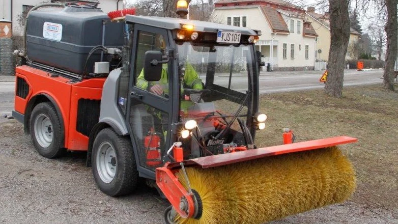 Redskapsbäraren som tjänstgjorde i Mälarlunden på torsdagen kommer också att användas när gator och torg befrias från grus. Men då byts borstarna ut.