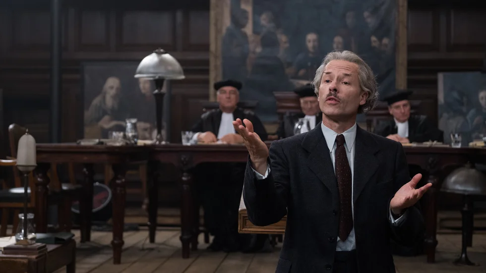 Alla talar amerikanska, inte minst Guy Pearce, som spelar den holländske konstnären Han Van Meegeren i "The last Vermeer". Pressbild.