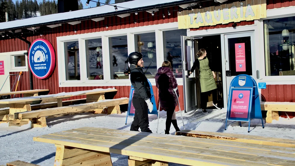 34 minuter in i lunchen slår serveringspersonalen igång lampan som placerats vid entrén till restaurangen. Den signalerar att maxantalet på 36 kunder nåtts.