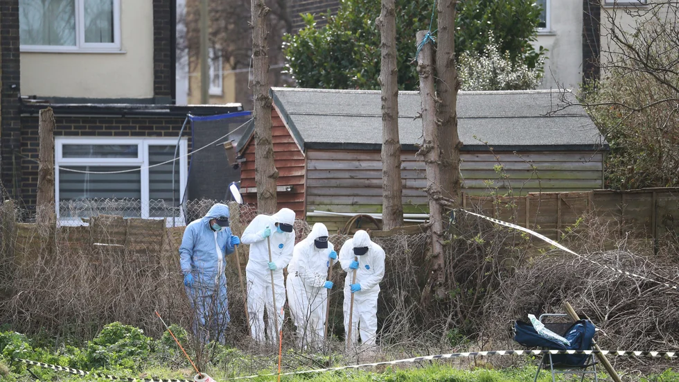Polisen har hittat kvarlevorna av en försvunnen 33-årig kvinna i Kent, i sydöstra England. En polisman har begärts häktad misstänkt för kidnappning och mord.