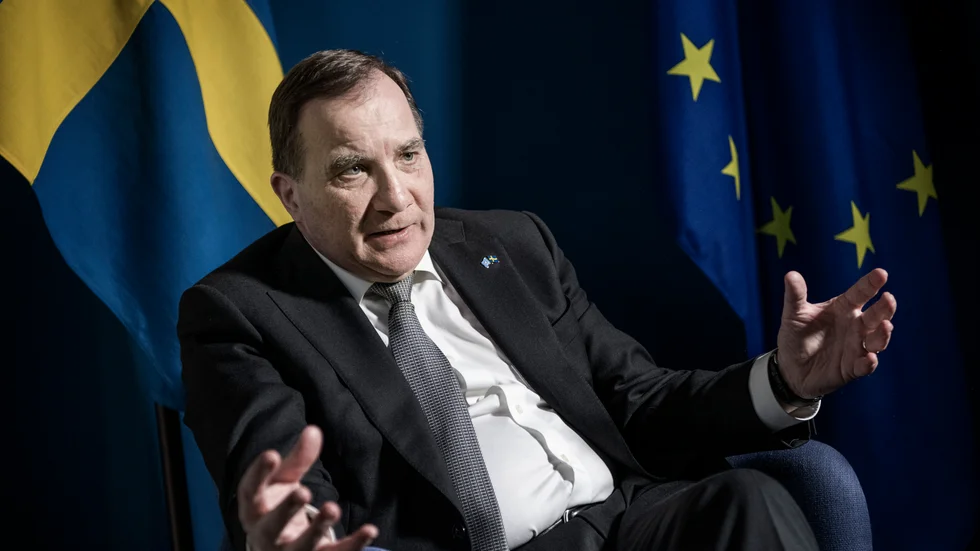 Stefan Löfven (S) och regeringen bör inte ställa ut några löften om när Sverige kan öppnas upp. Inte nu.