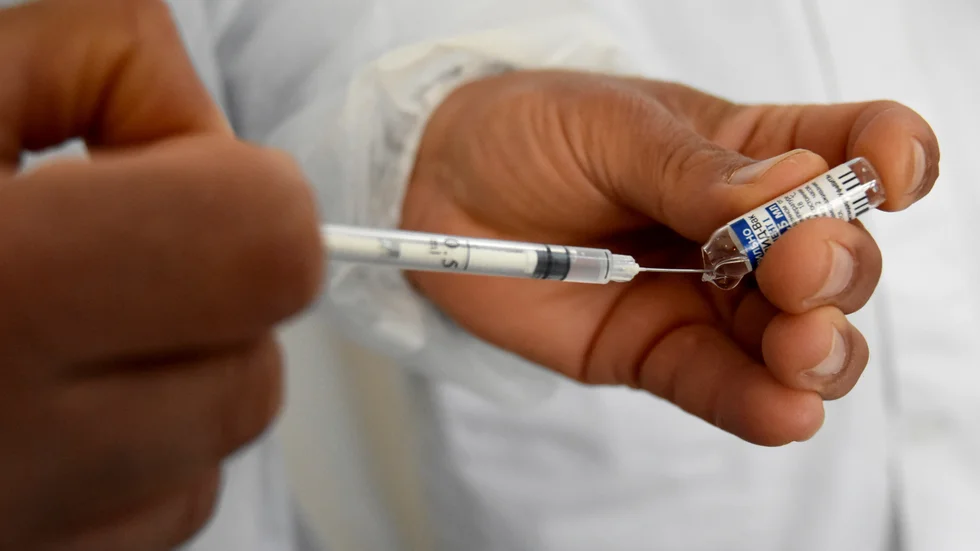 En dos Sputnik-vaccin görs redo att stickas i en arm. Arkivbild.
