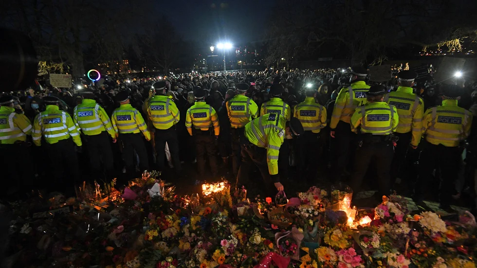 En demonstration och minnesstund skingrades av polis i Storbritannien i helgen. 