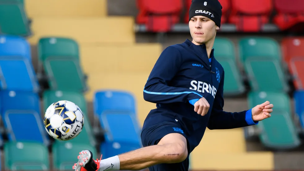 AFC Eskilstuna lånar in IFK Göteborgs mittbackstalang Rasmus Wikström under året.