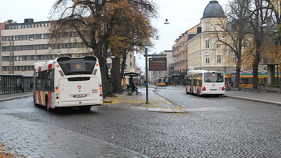 Det kommer att bli rörigt vid Söder tull när asfalteringsarbeten drar i gång. Flera hållplatser stängs av eller flyttas tillfälligt.