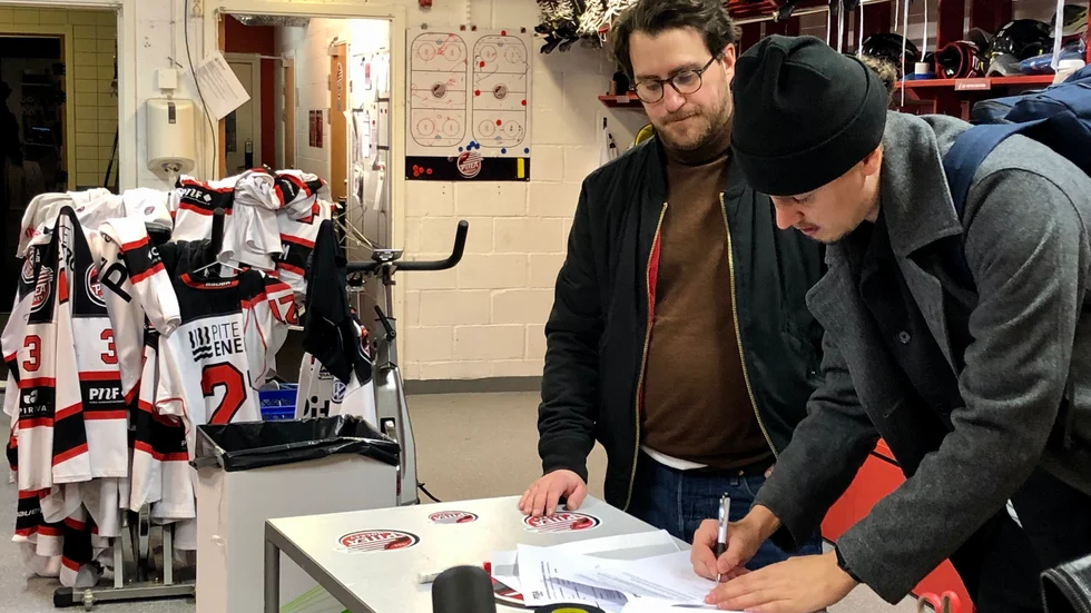 Isak Stenlund Ädelgran signerar kontraktet med Piteå Hockey under överseende från sportchefen Jonatan Glader