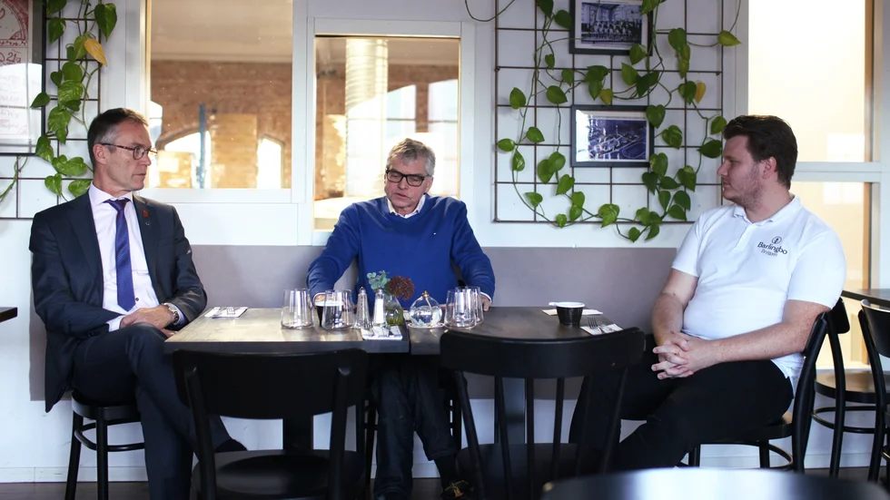 Centerpartisterna Lars Thomsson och Per Åsling höll presskonferens tillsammans med Jonathan Warg, Barlingbo bryggeri.