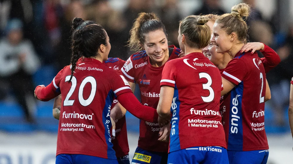 Clara Markstedt hade anledning att fira med lagkamraterna under cupmatchen mot Bergdalen.