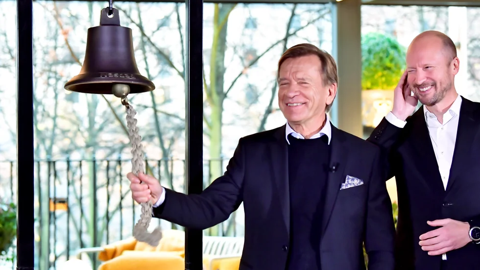 Håkan Samuelsson, vd för Volvo Cars, ringer i börsklockan på fredagsmorgonen.