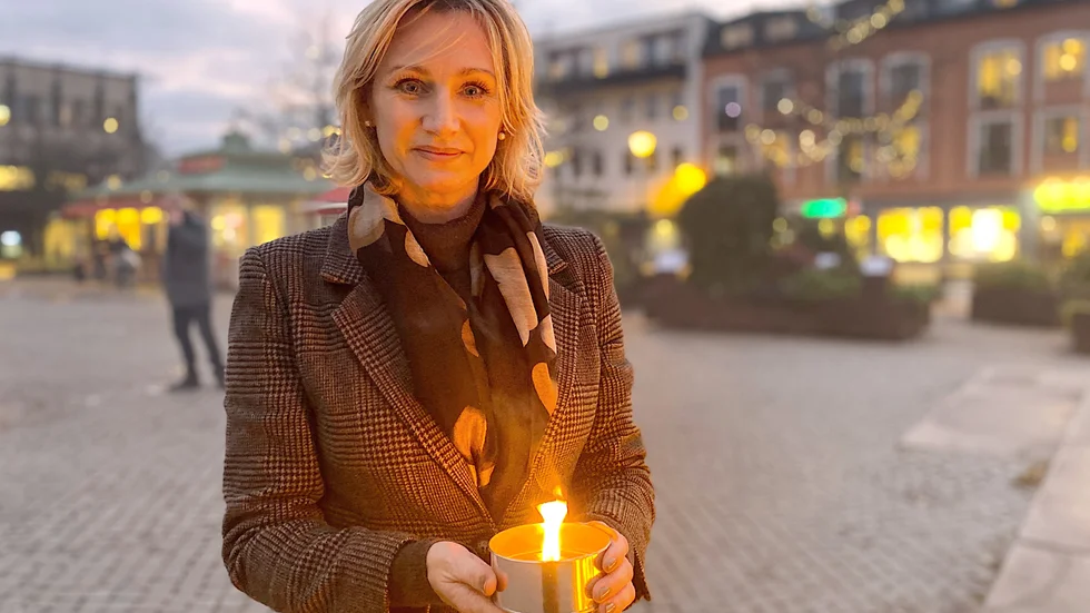 Hela Lotta Wallebrings liv har präglats av cancer i olika former. I torsdags kväll passade hon på att tända en marschall på Stora torget i Enköping, till förmån för forskning kring bröstcancer.