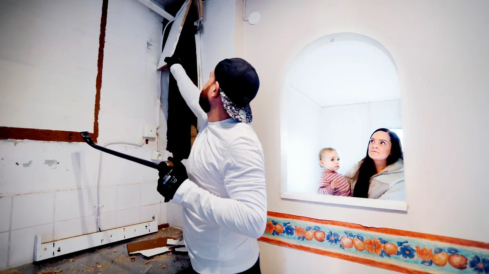 Kvalité men inte exklusivt och jättedyrt. Det är Sandra Höglund och Stefan Bergmans devis när de renoverar radhuset i Lundby. Vera, 1, får eget rum och betraktar nyfiket arbetet i köket.
