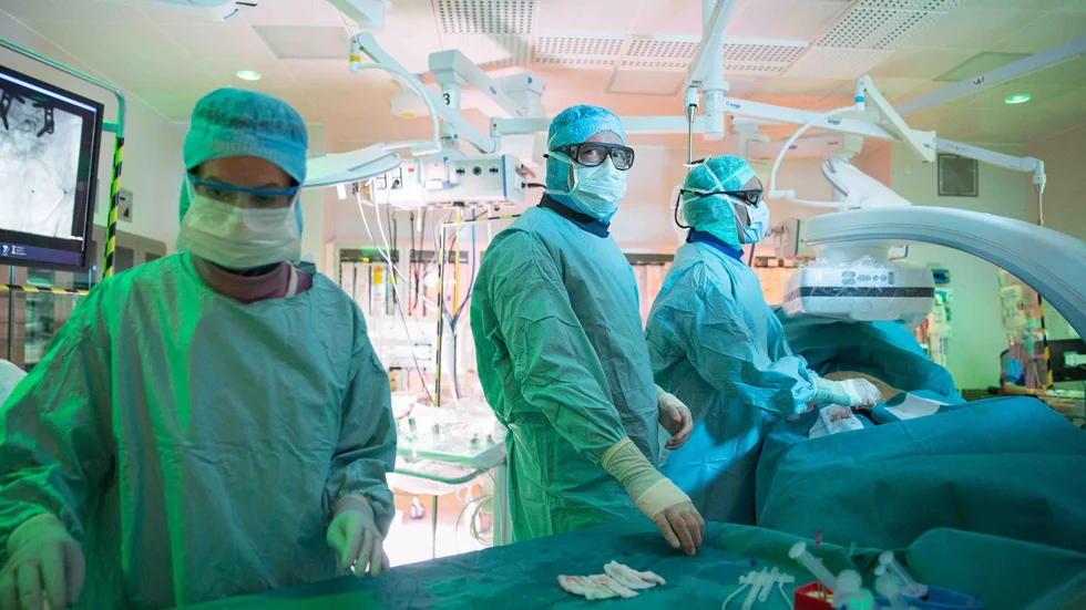 Operationssjuksköterskan Kristin Karlsson och kärlkirurgerna Gustaf Tegler och Hamid Gavali genomför en planerad operation av ett pulsåderbråck. Själva operationen tar cirka 1,5 timme. 