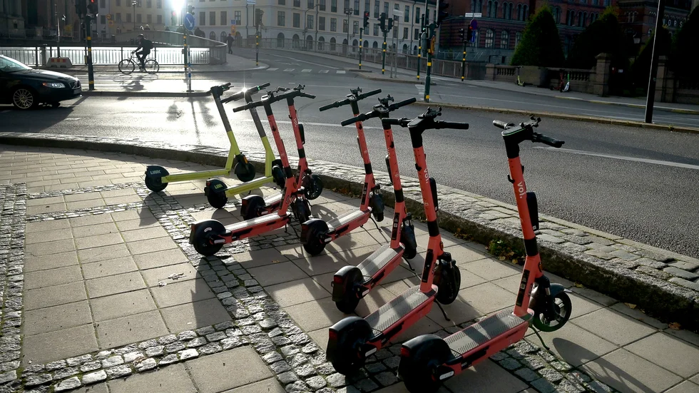 Elsparkcyklar i kvällssol på Riddarhustorget i Gamla stan. Arkivbild.